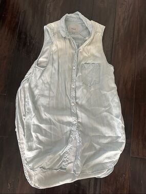 Rails M Sleeveless distressed Light Wash Button-Up Tunic